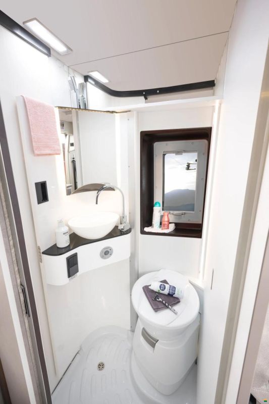 Pössl Summit 600 L Shine *Längsbetten*