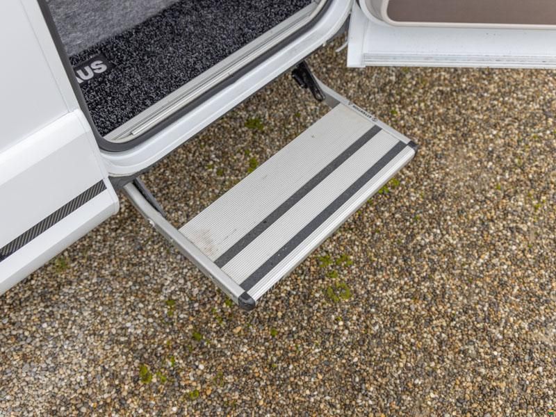 Knaus Live Wave 700 MEG Platinum Selection