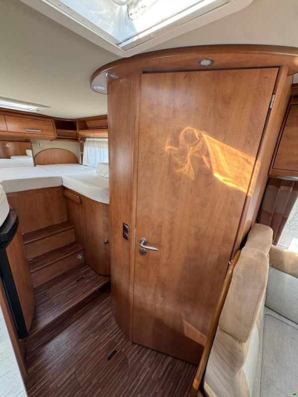 Carthago TOURER-LÄNGSBETT-HUBBETT-ALCOTIEF