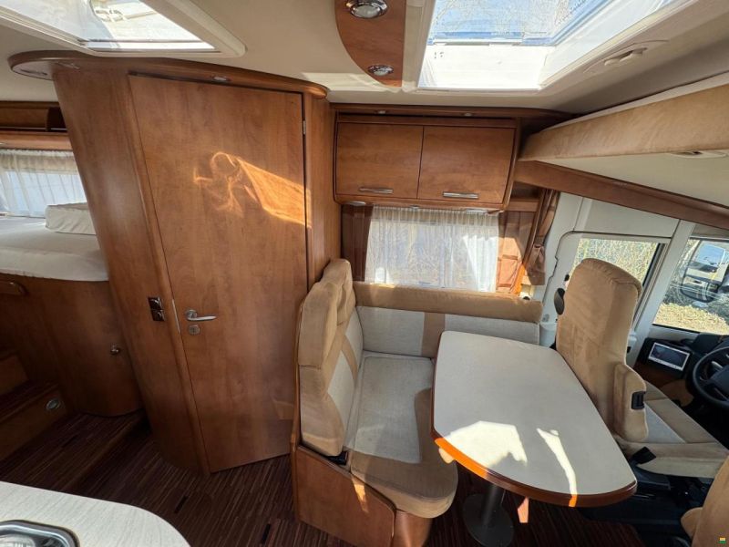 Carthago TOURER-LÄNGSBETT-HUBBETT-ALCOTIEF