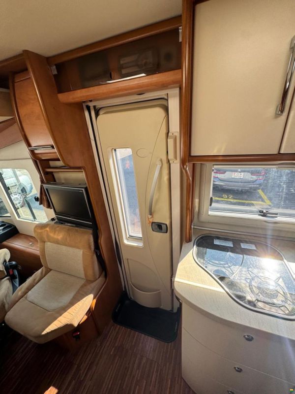 Carthago TOURER-LÄNGSBETT-HUBBETT-ALCOTIEF