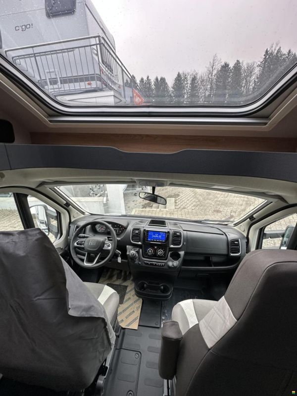 Knaus L!VE WAVE PLATINUM SELECTION 700 MEG