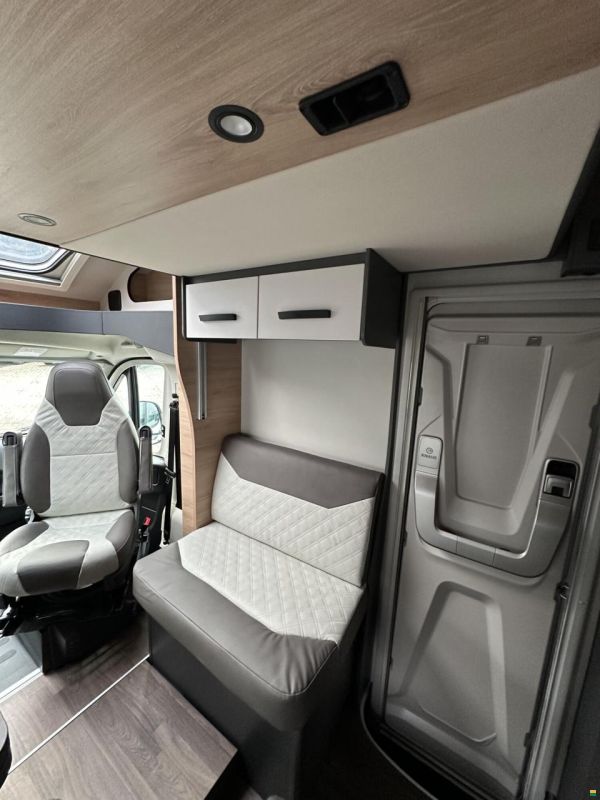 Knaus L!VE WAVE PLATINUM SELECTION 700 MEG