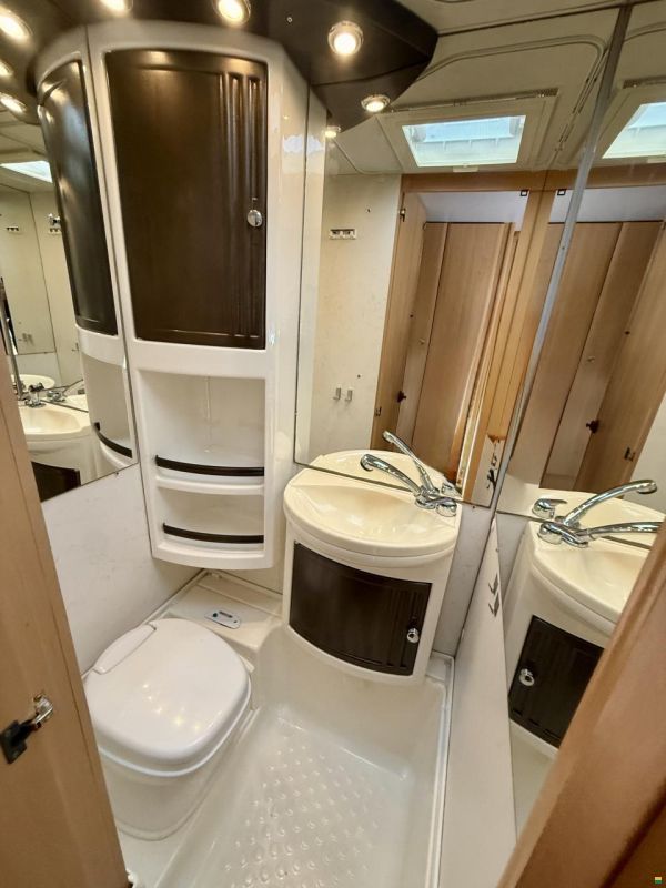 Dethleffs Golbetrotter A5880- Family Travel
