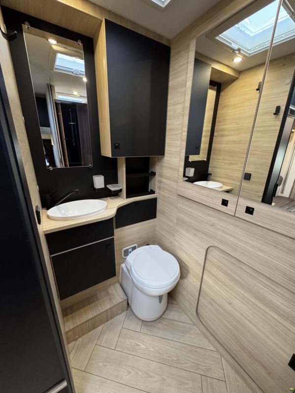 Challenger 250 Graphite Edition