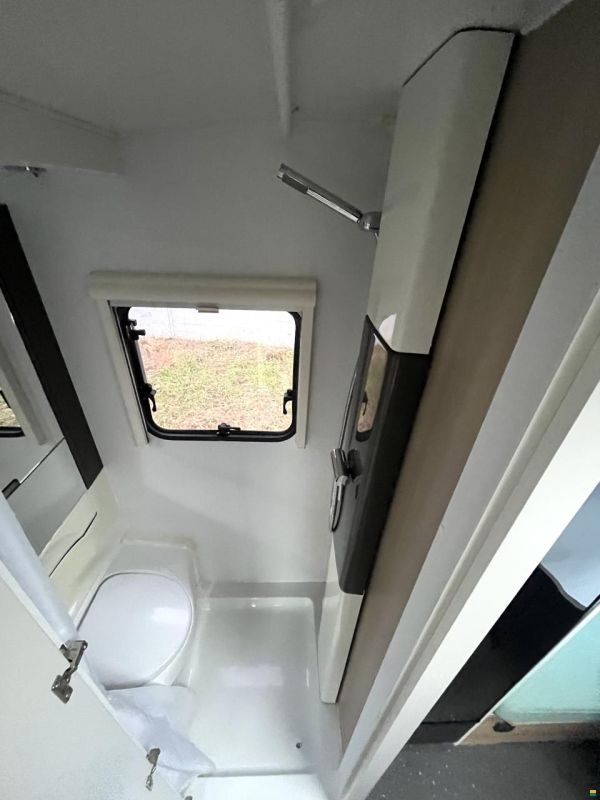 Adria Top Reise- Wohnwagen mit Vorzelt