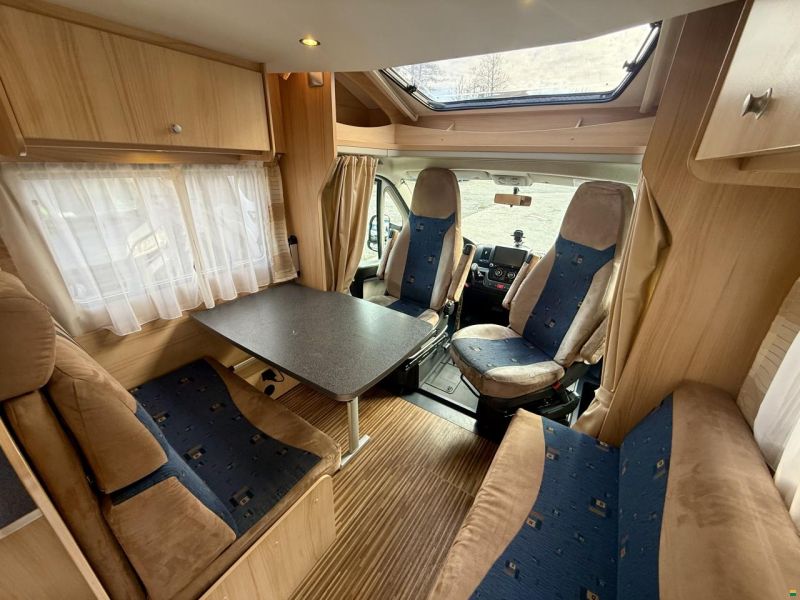 Sunlight T67 - Automatik - Hubbett