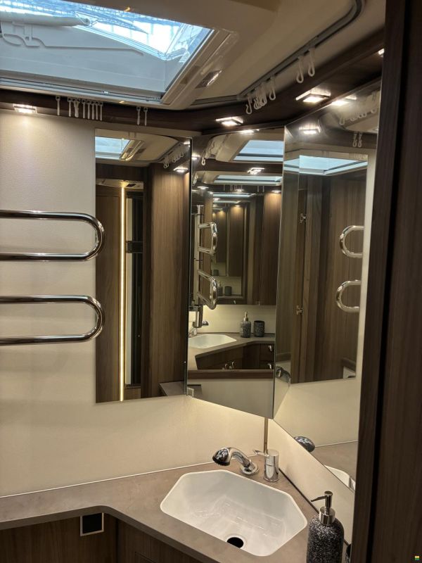 Kabe Royal 560 GLE B2 2.3m