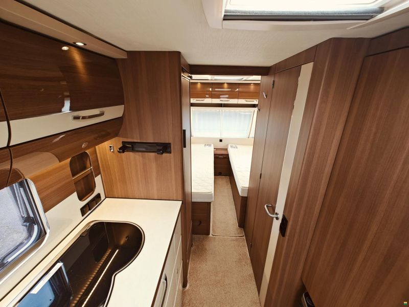 LMC MAESTRO 560E Längsbetten