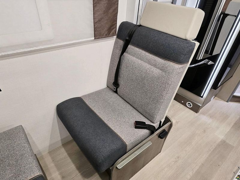 Challenger 260 GRAPHITE EDITION 2.0 TDCI AUTOMAT