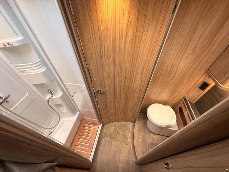 Hymer Exsis-i 678