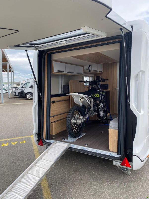 Knaus Deseo Transporter 400