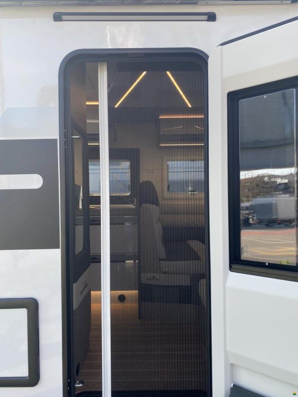 Roller Team Zefiro 285 TL, Ford 165PS Automat