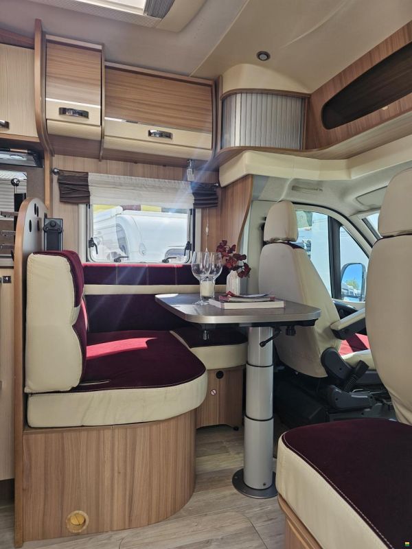 Pilote Référence P690 mit Queensbett!