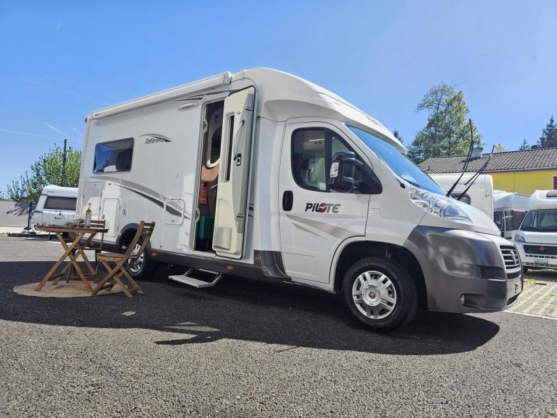 Pilote R&eacute;f&eacute;rence P690 mit Queensbett!