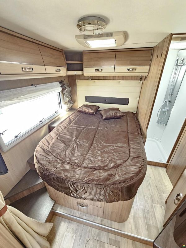 Pilote Référence P690 mit Queensbett!