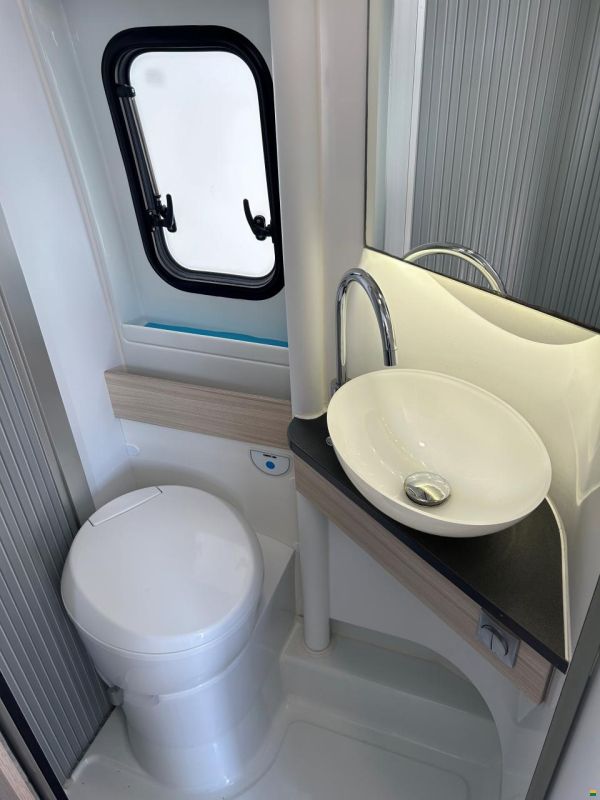 Adria Twin Plus