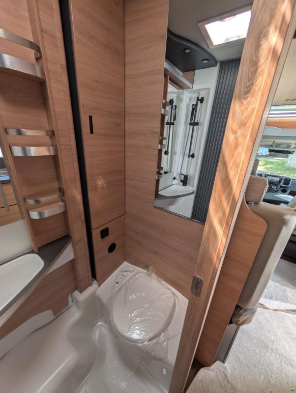 Knaus L!VE Wave 650 MEG Black Selection