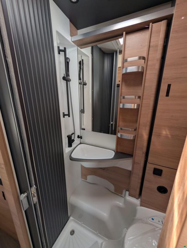 Knaus L!VE Wave 650 MEG Black Selection