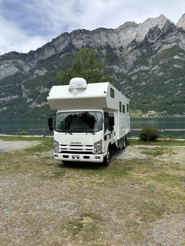 Isuzu NPR 75