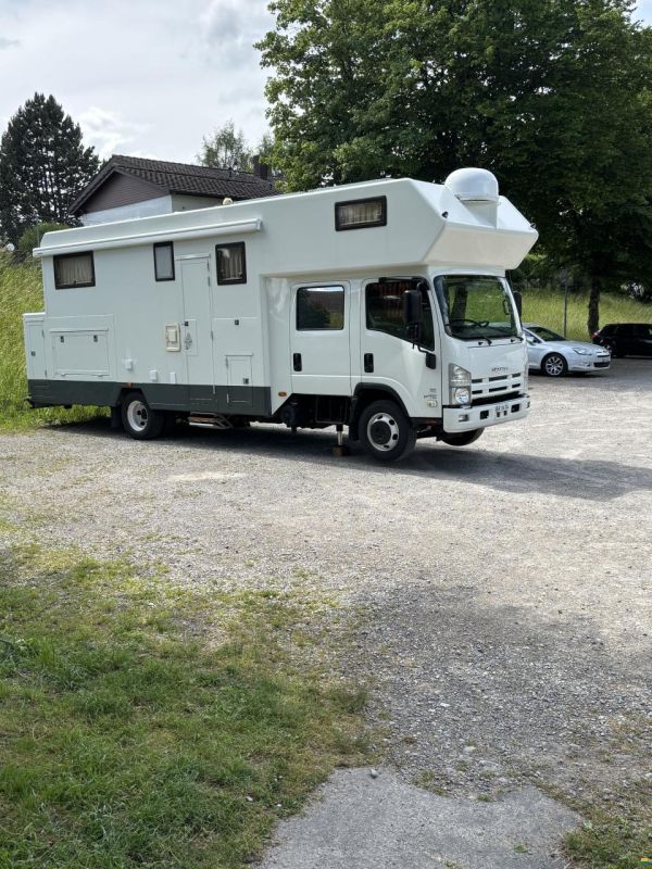 Isuzu NPR 75