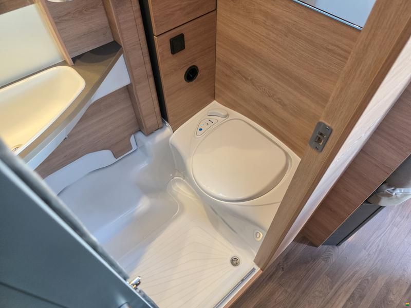 Knaus Live Wave 650 MEG Black Selection