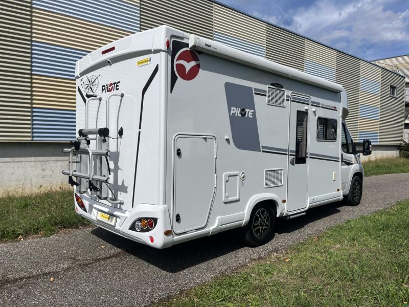 Pilote P696 D