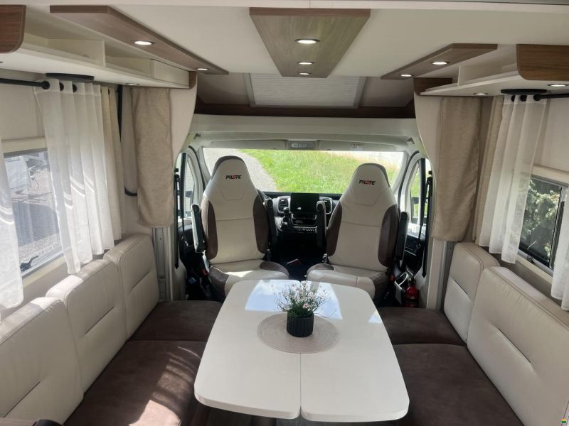 Pilote P696 D