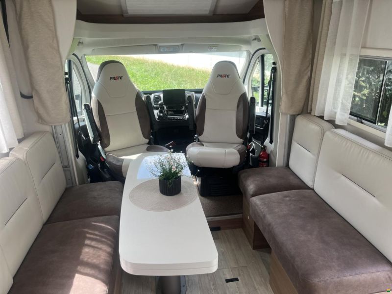 Pilote P696 D