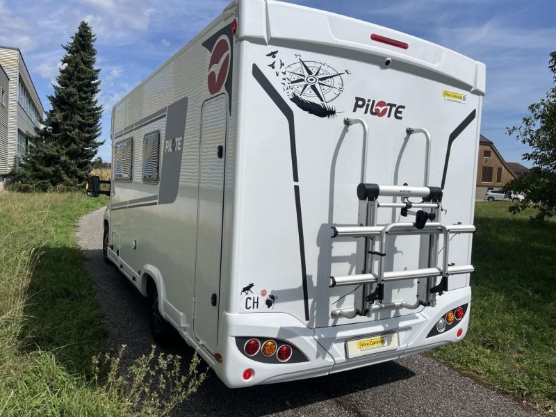 Pilote P696 D