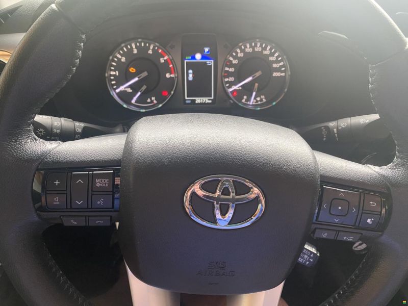 Toyota Pickup mit Tischer–Wohnkabine