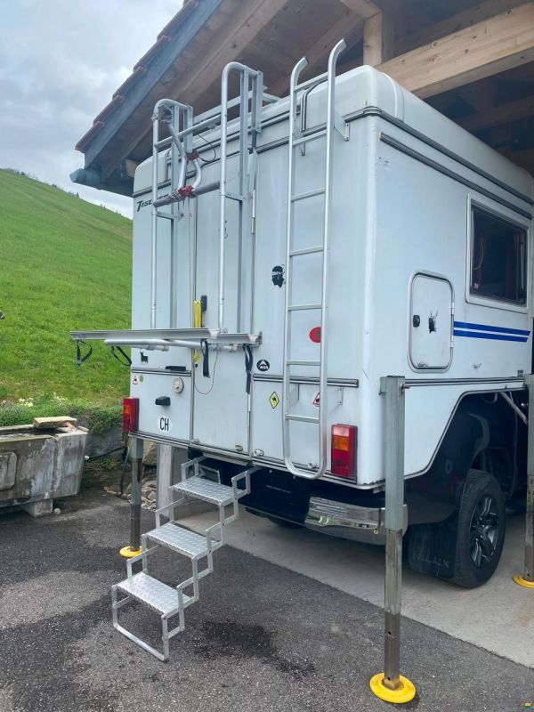 Toyota Pickup mit Tischer–Wohnkabine