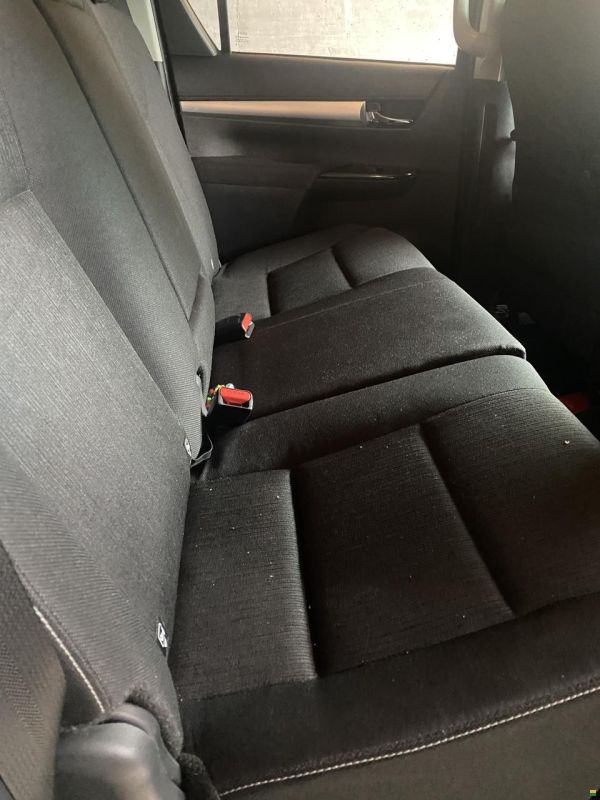Toyota Pickup mit Tischer–Wohnkabine