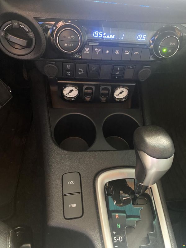 Toyota Pickup mit Tischer–Wohnkabine