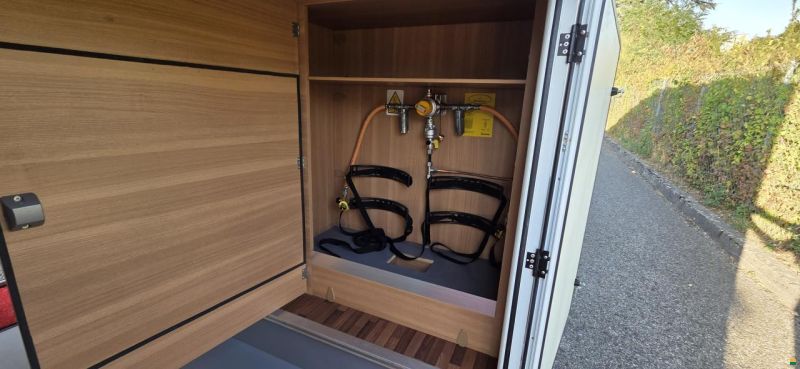 LMC Breezer V646