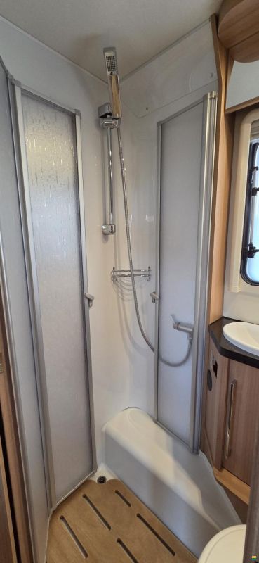 LMC Breezer V646