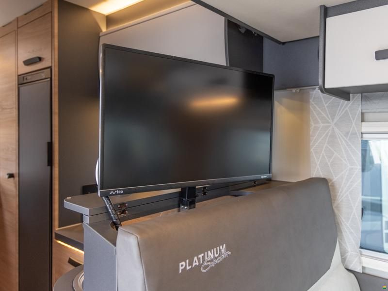 Knaus Live TI 700 MEG Platinum Selection