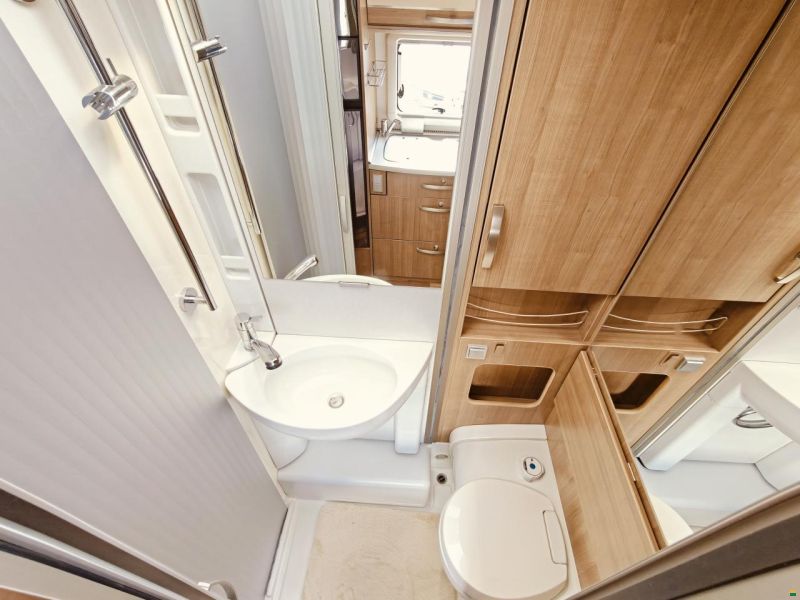 Hymer Exsis-i 674 Automat - Längsbett