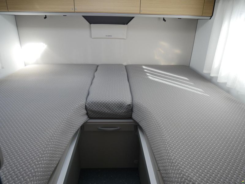 Adria Compact Select DL 'Swiss Edition'