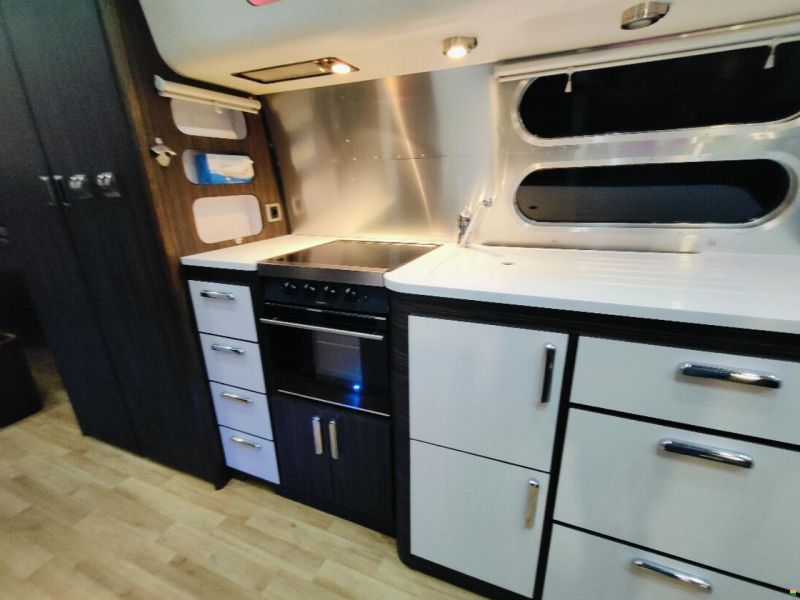 Airstream 684 international