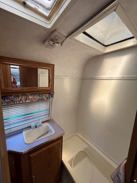 Mitsubishi Pickup mit Auflieger