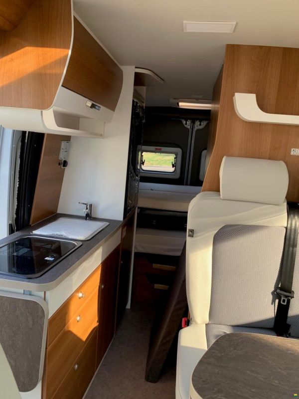 Van Tourer 600D Comfort Peugeot 165PS Doppelhubbett