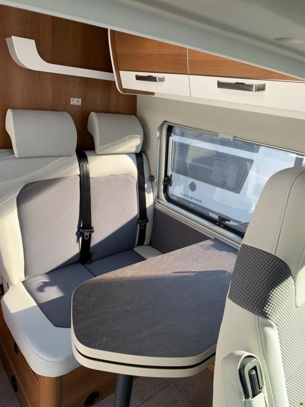 Van Tourer 600D Comfort Peugeot 165PS Doppelhubbett