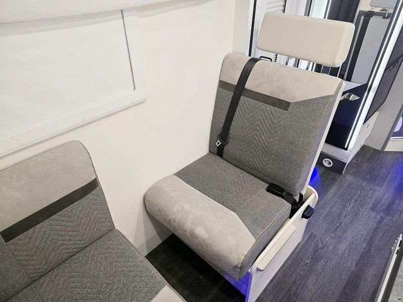 Challenger 260 GRAPHITE PREMIUM 2.0 TDCI AUTOMAT