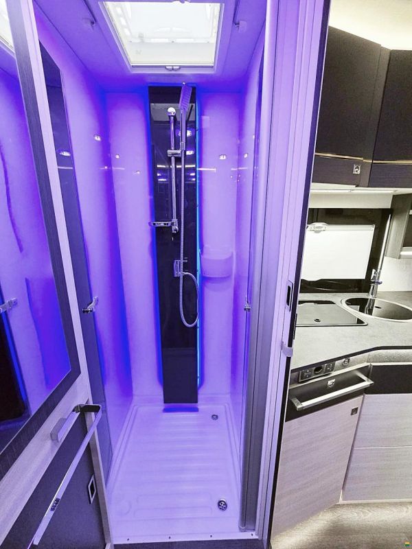 Challenger 260 GRAPHITE PREMIUM 2.0 TDCI AUTOMAT