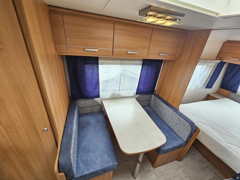 Caravelair Antares 460 mit Queensbett & Heckküche!