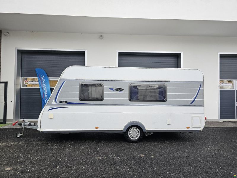 Caravelair Antares 460 mit Queensbett & Heckküche!