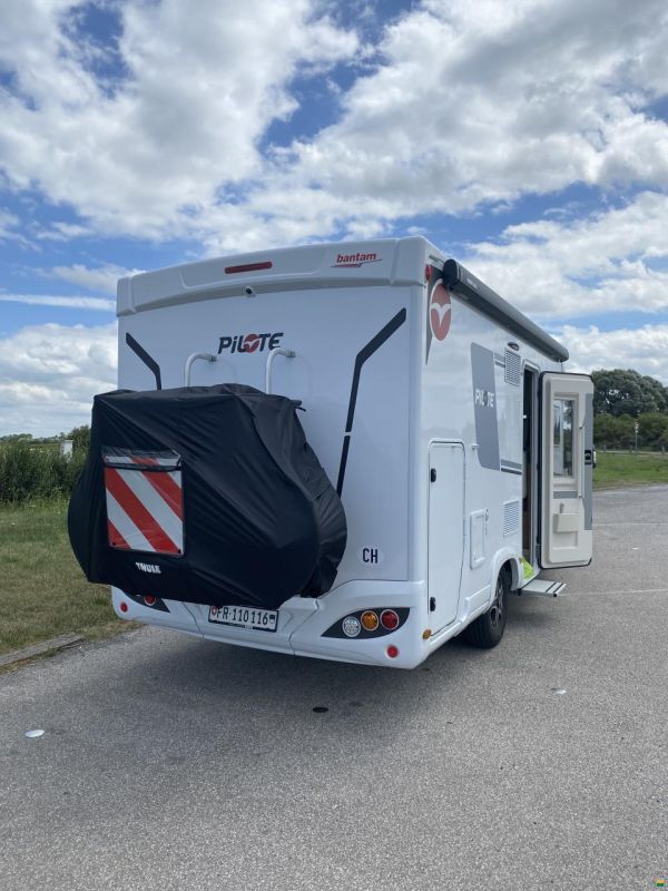 Pilote P696D