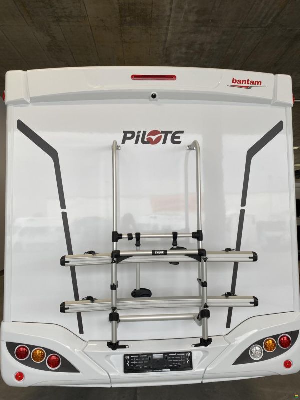 Pilote P696D