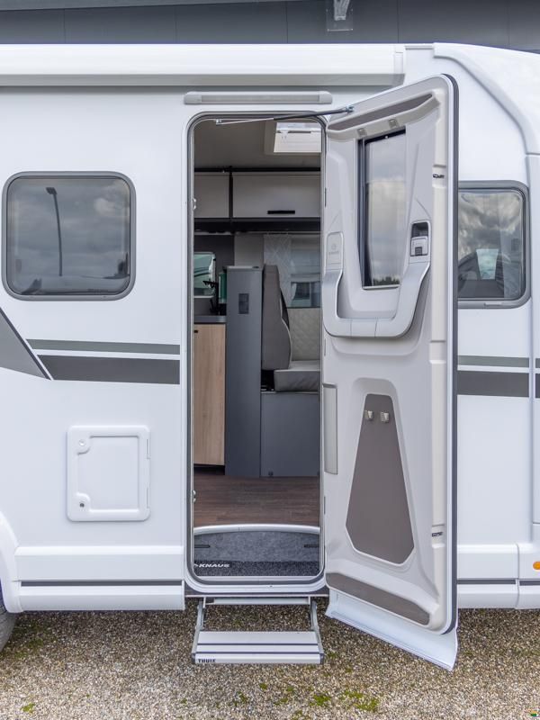 Knaus Live TI 700 MEG Platinum Selection